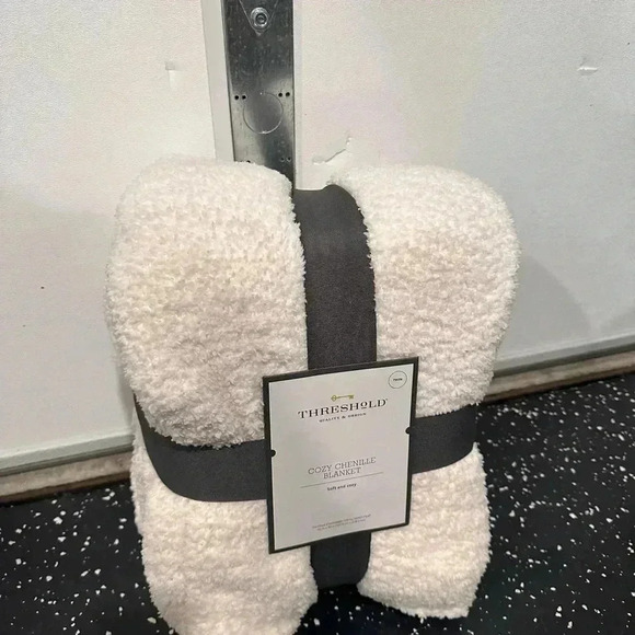 NWT Twin/Twin XL Cozy Chenille Bed Blanket
White - Threshold - Picture 3 of 6
